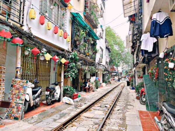 Dec Review Hanoi Train Street Timetable History Best Cafes