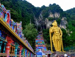 murugan-statue - malaysia-temple-lord-of-caves-batu-caves-how-to-get-there-from-kuala-lumpur