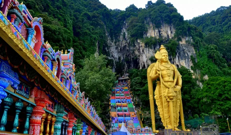 murugan-statue - malaysia-temple-lord-of-caves-batu-caves-how-to-get-there-from-kuala-lumpur