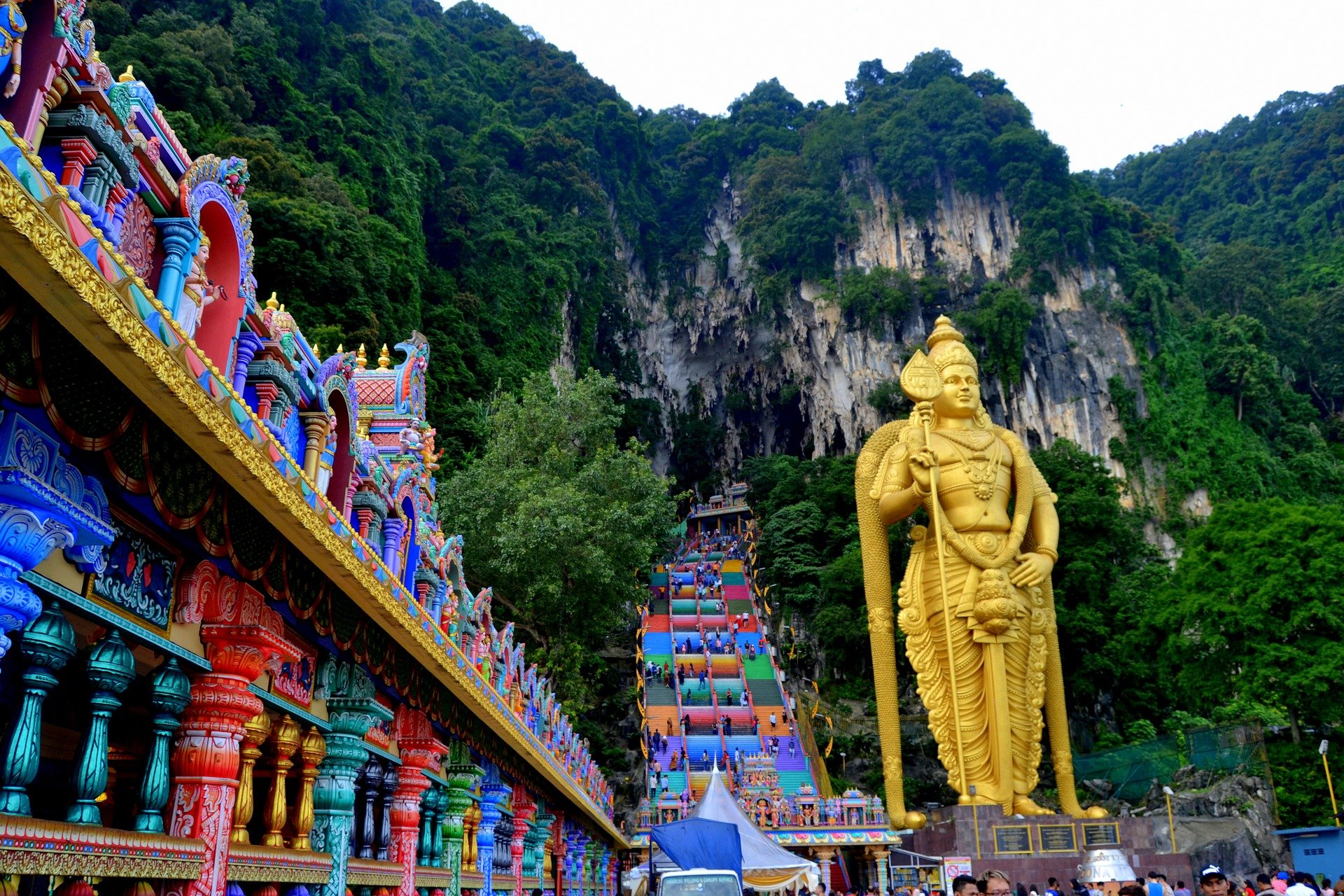 murugan-statue - malaysia-temple-lord-of-caves-batu-caves-how-to-get-there-from-kuala-lumpur