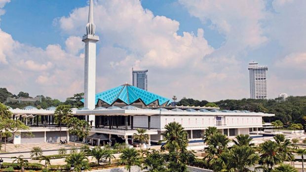 Masjid-Negara-Malaysia- things-to-do-in-kuala-lumpur-malaysia-what-to-do-attractions-places-to-visit