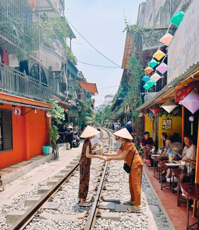 hanoi-train-street-timetable-photos-videos-schedule-history-accident