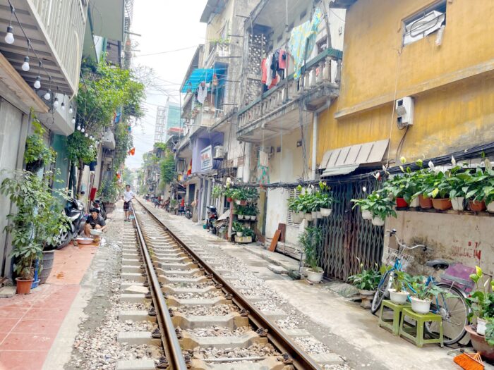 hanoi-train-street-schedule-open-closed-accident-time-location-history-photos-cafe-vietnam