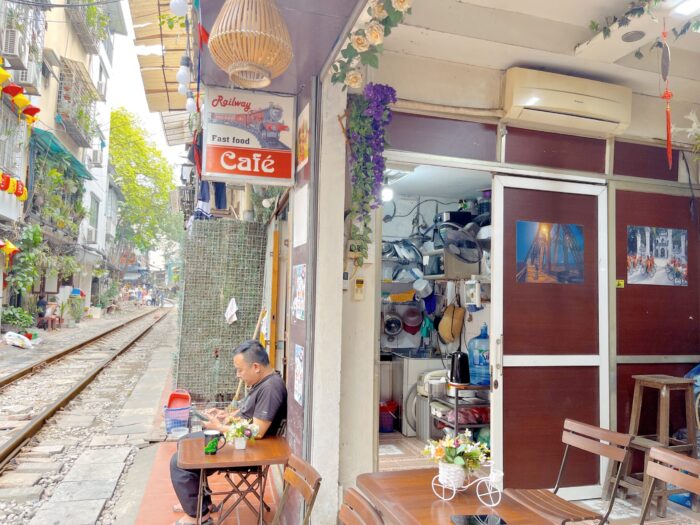 hanoi-train-street-schedule-open-closed-accident-time-location-history-photos-cafe-vietnam