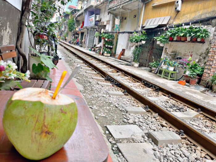 hanoi-train-street-schedule-open-closed-accident-time-location-history-photos-cafe-vietnam