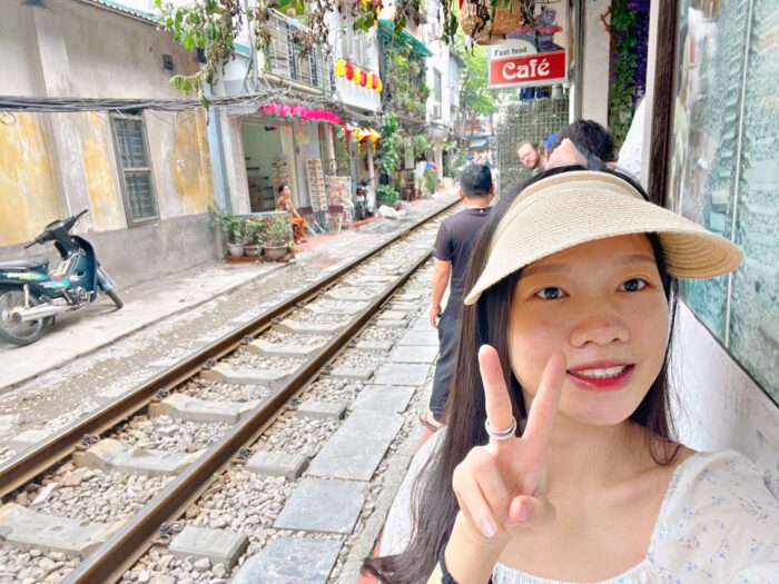 hanoi-train-street-schedule-open-closed-accident-time-location-history-photos-cafe-vietnam
