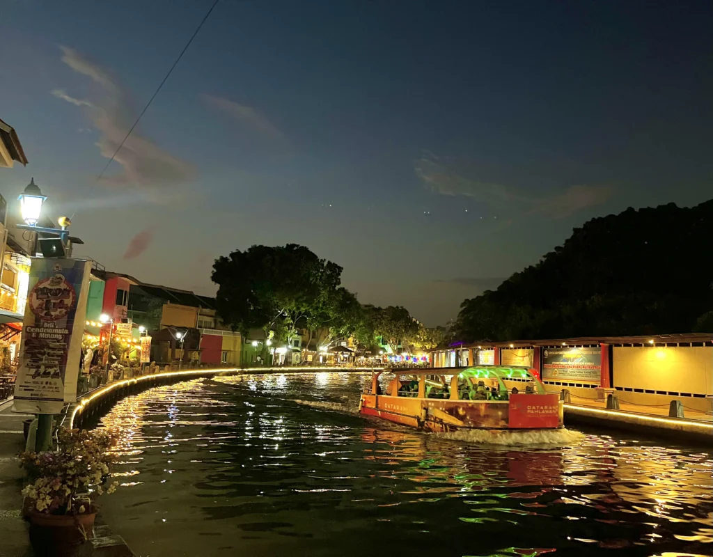 melaka- river-cruise-review-schedule-ticket-price- at -night