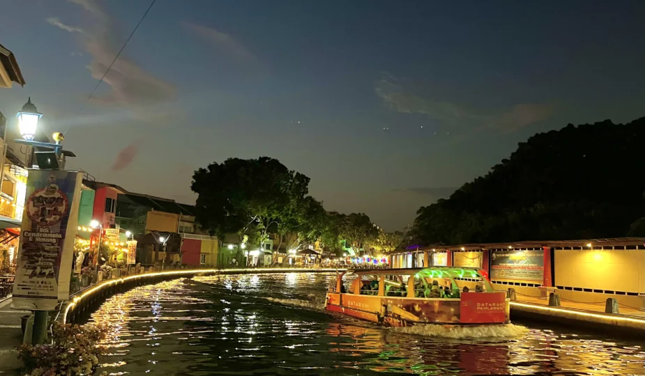 melaka- river-cruise-review-schedule-ticket-price- at -night